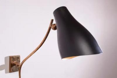  Stilnovo A pair of wall light made of brass and painted metal Italy 1950s