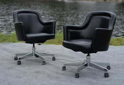 Stow Davis Furniture Co Pair of Stow Davis Black Leather Chrome Rolling Swivel Desk or Office Chairs