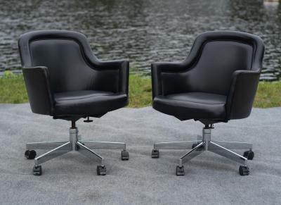 Stow Davis Furniture Co Pair of Stow Davis Black Leather Chrome Rolling Swivel Desk or Office Chairs
