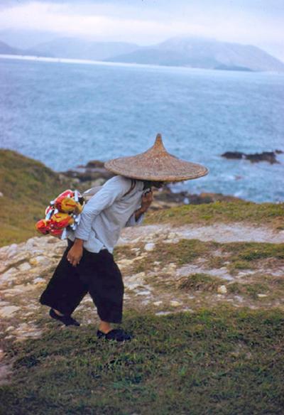  Toni Frissell A Caddy In Hong Kong