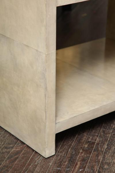 Venfield Pair of Two Tone Parchment Nightstands
