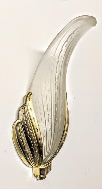  Verrerie des Hanots Pair of French Art Deco Wall Sconces signed by Hanots