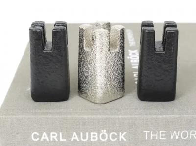  Werkst tte Carl Aub ck Carl Aubock Modernist Cast Iron Chess Game Set with Handmade Leather Board