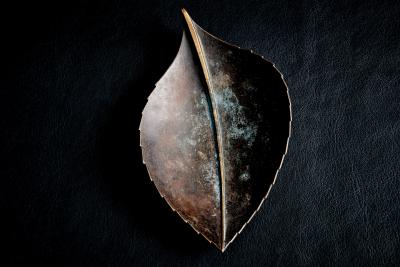  Werkst tte Carl Aub ck Leaf shaped brass Bowl with dark Patina by Werkst tte Carl Aub ck
