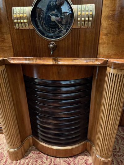  Zenith Electronics Zenith 12 S 370 Big Bertha 1939 Robot Dial Console Radio