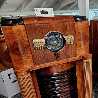  Zenith Electronics Zenith 12 S 370 Big Bertha 1939 Robot Dial Console Radio