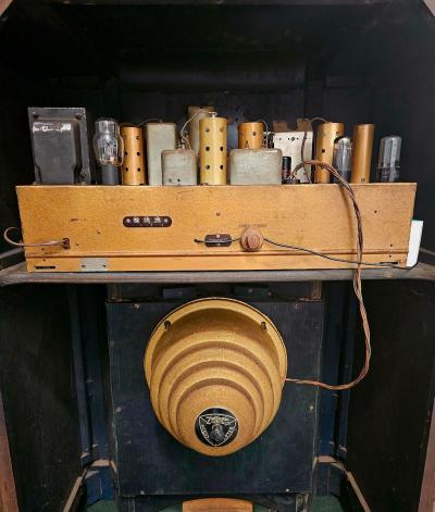  Zenith Electronics Zenith 12 S 370 Big Bertha 1939 Robot Dial Console Radio