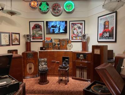  Zenith Electronics Zenith 12 S 470 Aztec Console Radio 1940 Classic