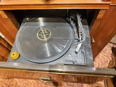  Zenith Electronics Zenith Console Radio and Record Changer Model 12H689 Kenwood 1942