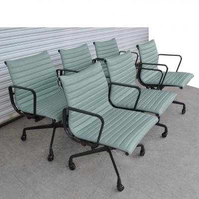 1 Restored Vintage Eames Aluminum Group Desk Chair