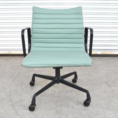 1 Restored Vintage Eames Aluminum Group Desk Chair