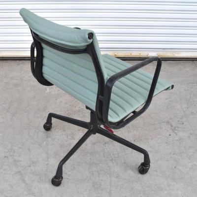 1 Restored Vintage Eames Aluminum Group Desk Chair