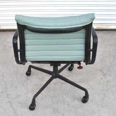 1 Restored Vintage Eames Aluminum Group Desk Chair