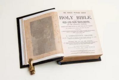1 Volume Anon Holy Bible Old and New Testaments and the Apocryphal Writings 