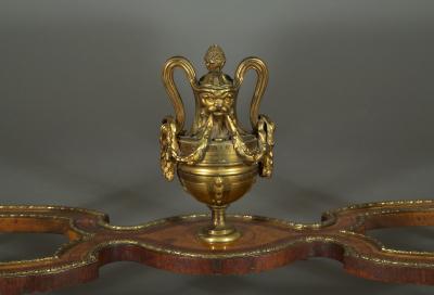 11170 A VERY FINE QUALITY MARQUETRY AND GILT BRASS MOUNTED CENTER table