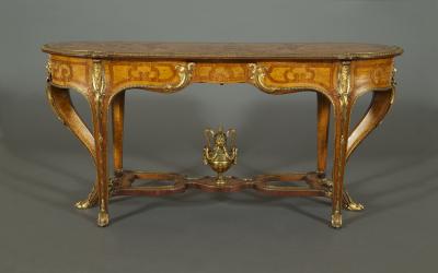 11170 A VERY FINE QUALITY MARQUETRY AND GILT BRASS MOUNTED CENTER table