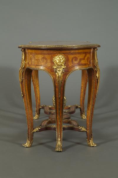 11170 A VERY FINE QUALITY MARQUETRY AND GILT BRASS MOUNTED CENTER table