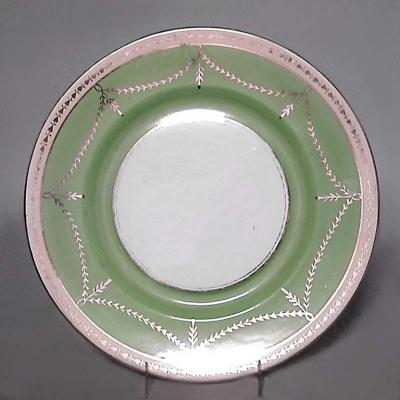 12 English green and white porcelain dinner plates with gold swag design