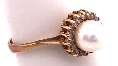 14 Karat Yellow Gold Fashion Pearl Ring with Diamonds