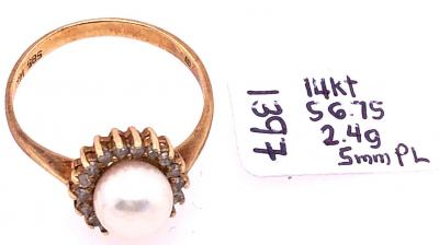14 Karat Yellow Gold Fashion Pearl Ring with Diamonds