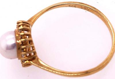 14 Karat Yellow Gold Fashion Pearl Ring with Diamonds