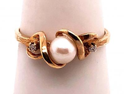 14 Karat Yellow Gold Fashion Pearl Ring with Round Diamonds