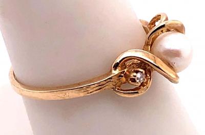 14 Karat Yellow Gold Fashion Pearl Ring with Round Diamonds