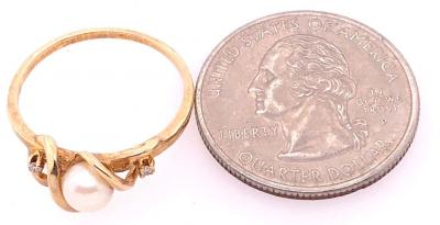 14 Karat Yellow Gold Fashion Pearl Ring with Round Diamonds