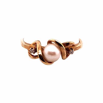 14 Karat Yellow Gold Fashion Pearl Ring with Round Diamonds