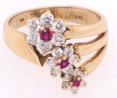 14 Karat Yellow Gold Fashion Three Flower Ring with Semi Precious Stones