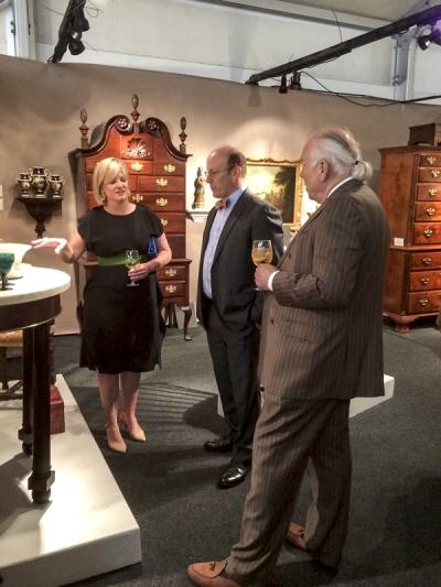 Collectors discuss a table with exhibitor Jim Kilvington.