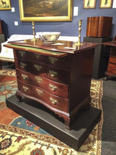 A diminutive Massachusetts reverse serpentine chest with dressing slide. Offered by Taylor Thistlethwait.