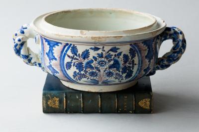 17TH CENTURY ROUND FAIENCE VEGETABLE DISH