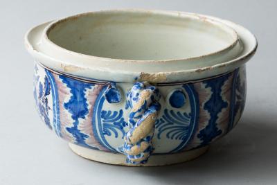 17TH CENTURY ROUND FAIENCE VEGETABLE DISH