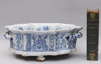 17TH CENTURY SHAPED JARDINI RE FA ENCE DE NEVERS