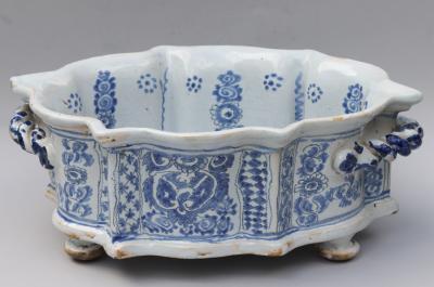 17TH CENTURY SHAPED JARDINI RE FA ENCE DE NEVERS