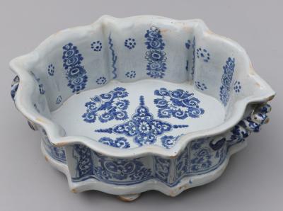 17TH CENTURY SHAPED JARDINI RE FA ENCE DE NEVERS