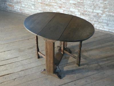 17th Century English Oak Oval Dropleaf Gateleg Table