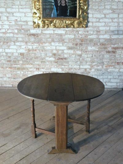 17th Century English Oak Oval Dropleaf Gateleg Table
