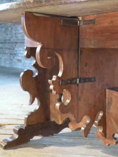 17th Century Italian Baroque Walnut Oval Drop Leaf Table