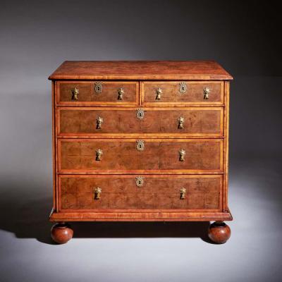 17th Century William and Mary Blond Olive Oyster Chest of drawers Circa 1690 