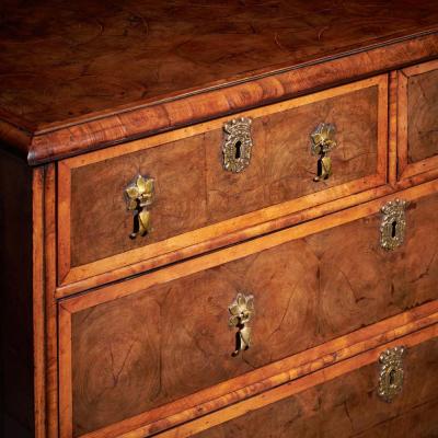 17th Century William and Mary Blond Olive Oyster Chest of drawers Circa 1690 