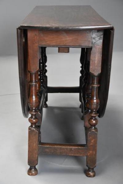 17thc oak gateleg table of good versatile size with fine patina