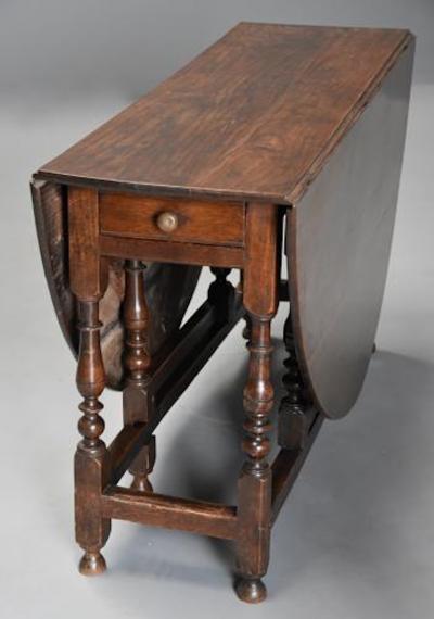 17thc oak gateleg table of good versatile size with fine patina