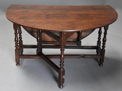 17thc oak gateleg table of good versatile size with fine patina