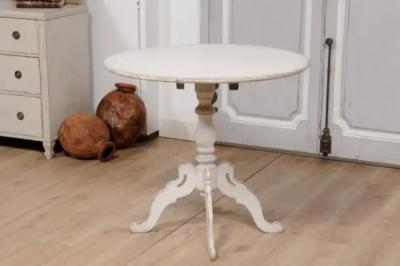 1860s Swedish Light Grey Painted Tilt Top Table with Round Top and Carved Legs