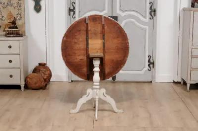 1860s Swedish Light Grey Painted Tilt Top Table with Round Top and Carved Legs