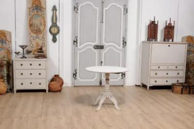 1860s Swedish Light Grey Painted Tilt Top Table with Round Top and Carved Legs