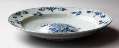 18TH CENTURY BLUE AND WHITE DELFT PLAT OMBILIC OR CHARGER WITH DOMED CENTRE
