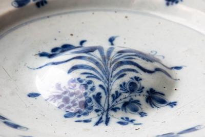 18TH CENTURY BLUE AND WHITE DELFT PLAT OMBILIC OR CHARGER WITH DOMED CENTRE